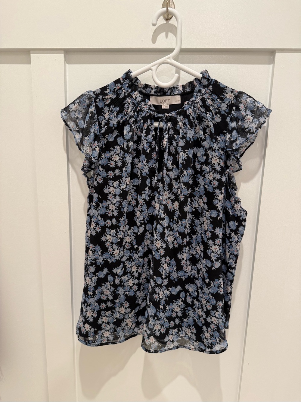 LOFT Floral Ruffle Sleeve Blouse in Pristine Condition, Size Large Petite
